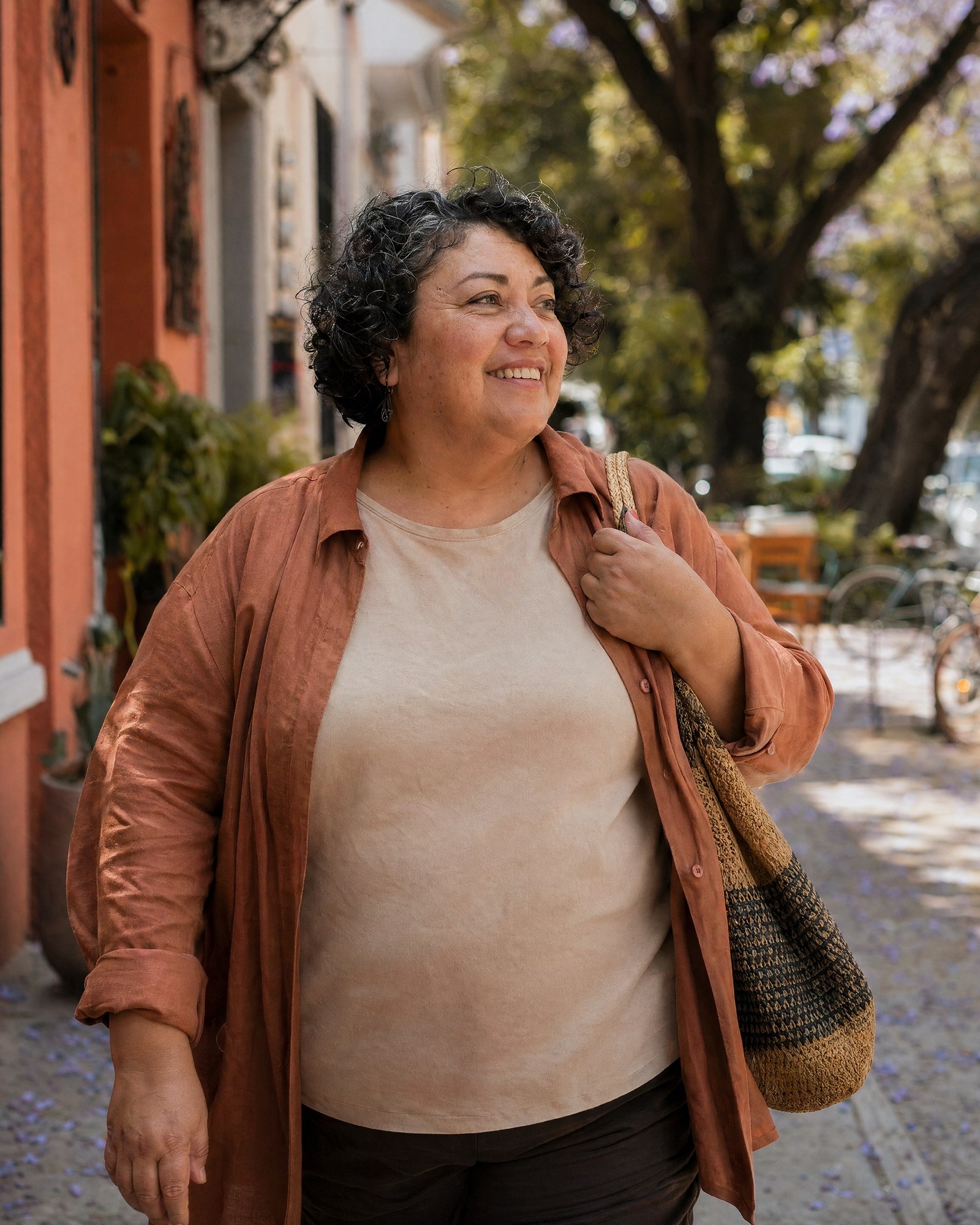 Una mujer camina de regreso de la panadería con la luz suave de la mañana