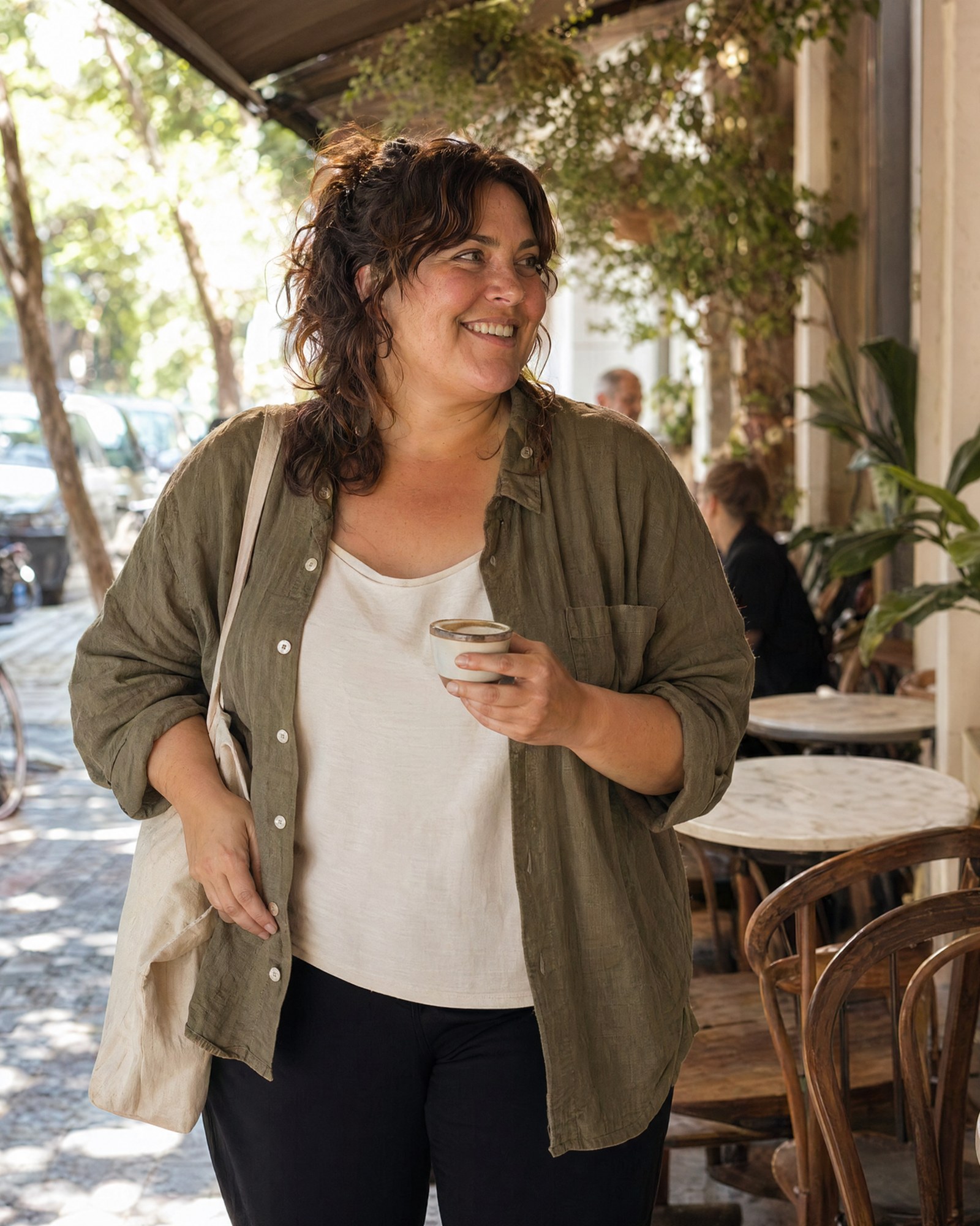 Una mujer en una terraza luminosa de un café de barrio una mañana soleada