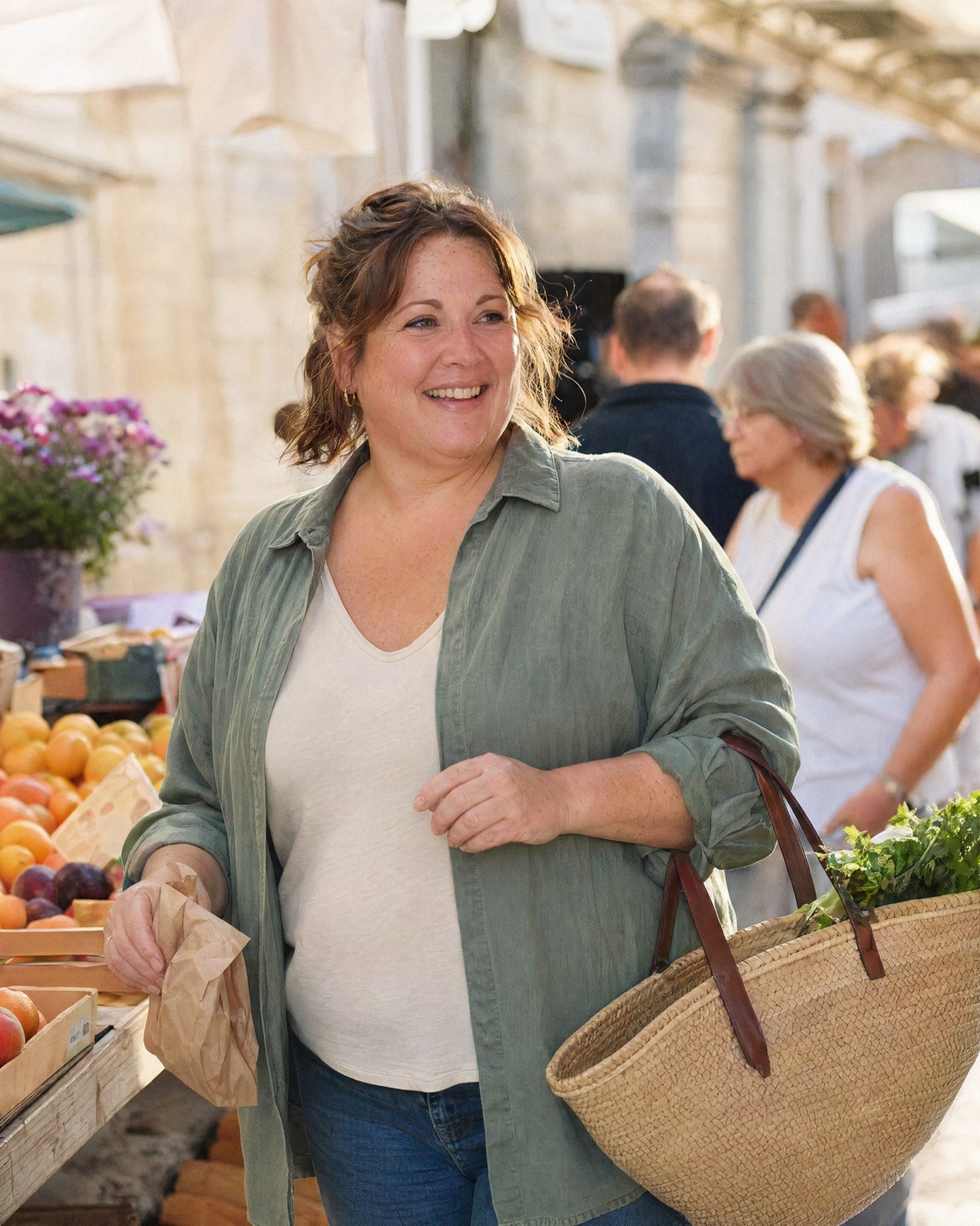 Une femme marchant dans un marché en plein air ensoleillé